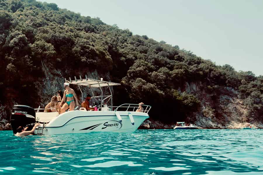 Saranda: Bootstour zu versteckten Höhlen & Stränden mit Schnorcheln. Foto: GetYourGuide Saranda: Bootstour zu versteckten Höhlen & Stränden mit Schnorcheln. Foto: GetYourGuide