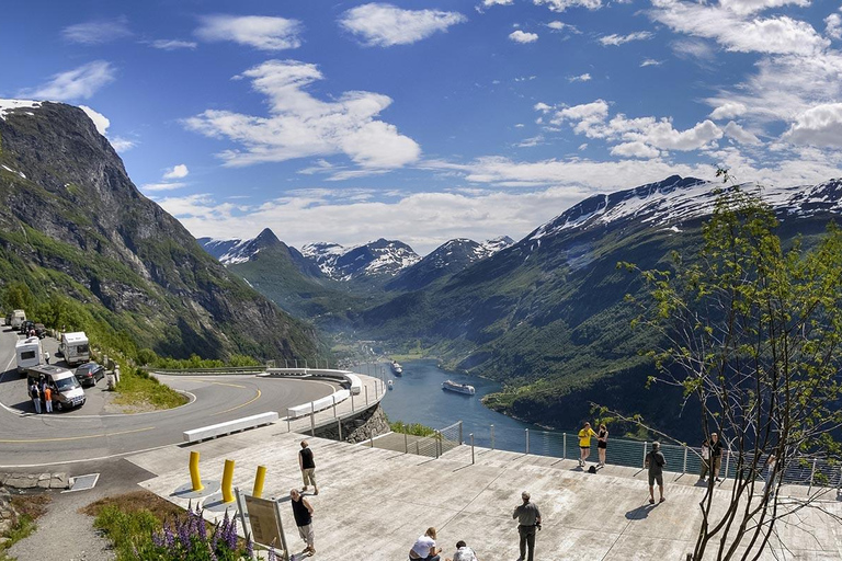 Geiranger: Panorama Bus Tour (Highlights viewpoint) Geiranger: Panorama bus tour Eaglebend - Flydalscanyon 1,5 h