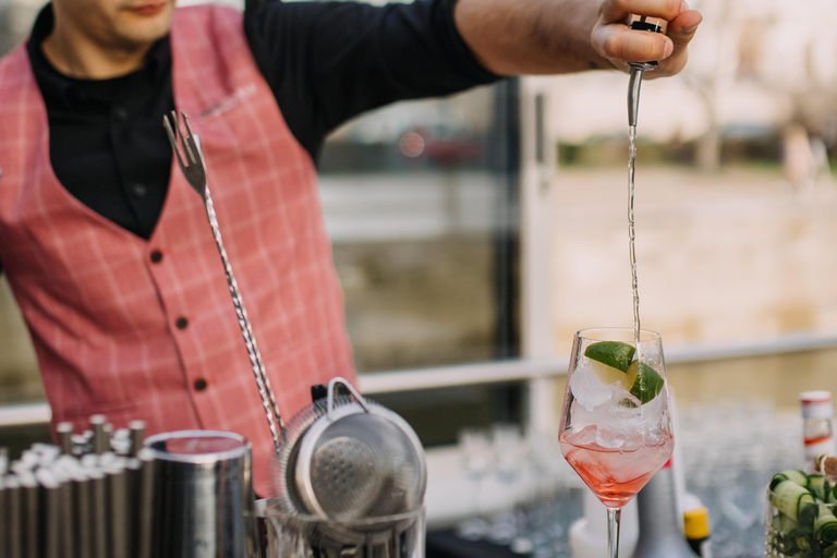 Budapest: Crucero Buffet de Nochevieja con Bebidas IlimitadasCena crucero de Nochevieja Piso turístico