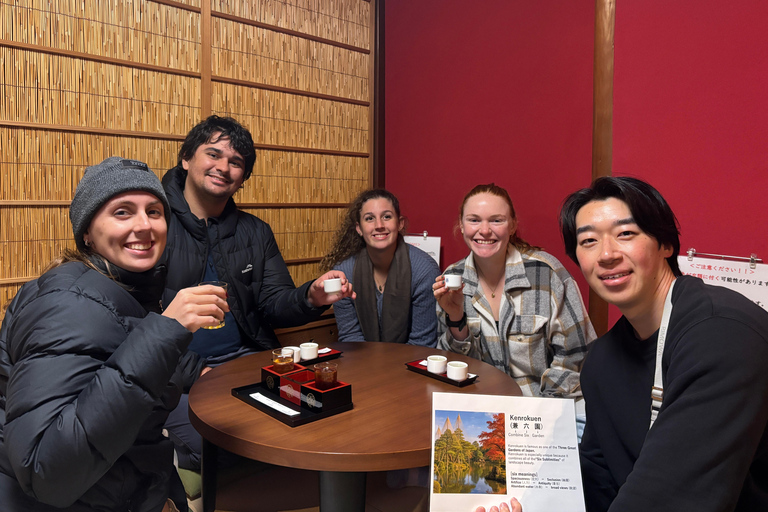 Kanazawa: Omicho Market Tour with Ramen Tasting