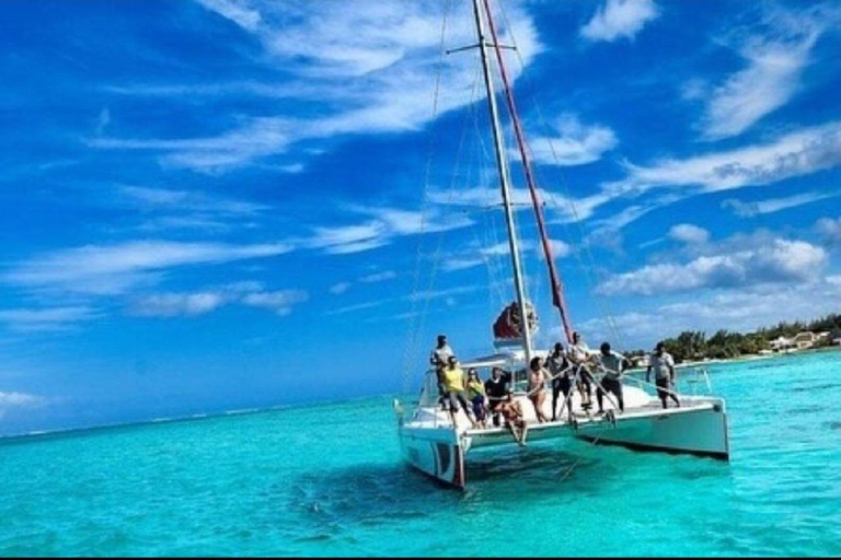 Crucero en catamarán por Ile Aux Cerfs con servicio de recogida y almuerzo