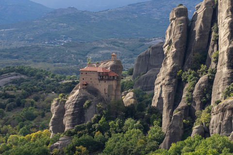 Da Atene: Escursione di un giorno alle grotte e ai monasteri di Meteora in treno