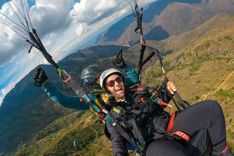 Paragliden in de Chicamocha Canyon, San Gil