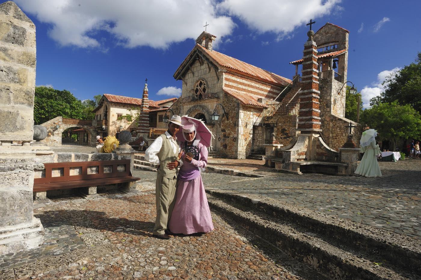 Ausflug nach Altos de Chavón mit den Cuevas de las Maravillas ab Santo Domingo