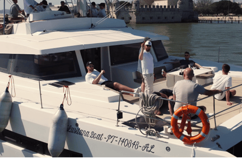 Tour en bateau en catamaran à Lisbonne - Voilier de luxeExcursion en bateau à Lisbonne - Voilier de luxe