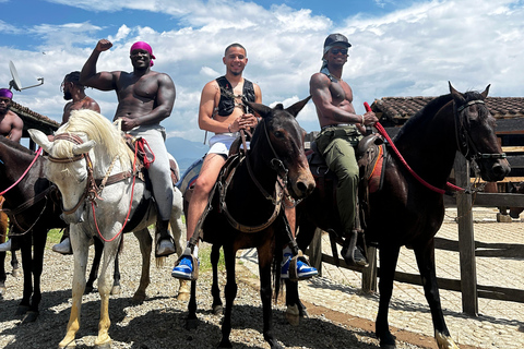 Medellin : équitation, spectacle d&#039;animaux et vue sur la ligne d&#039;horizon