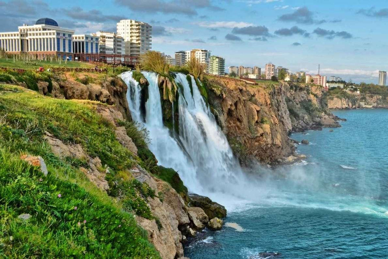 Antalya : Visite guidée de la ville avec billets pour les chutes d'eau et déjeuner.Tour en bateau