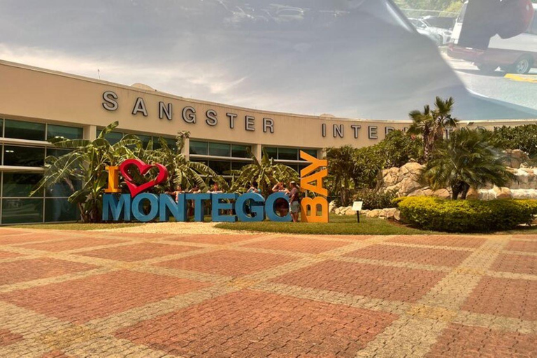 Montego Bay: Privater Hin- und Rücktransfer vom Flughafen nach NegrilMontego Bay: Privater Flughafentransfer nach Negril (Hin- und Rückfahrt)