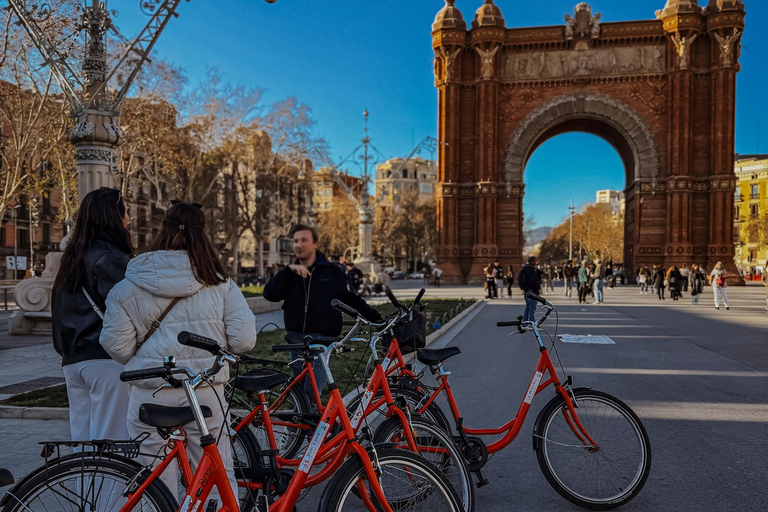 Barcelone : visite à vélo ou en vélo électrique, sites incontournables et anecdotes localesVisite privée