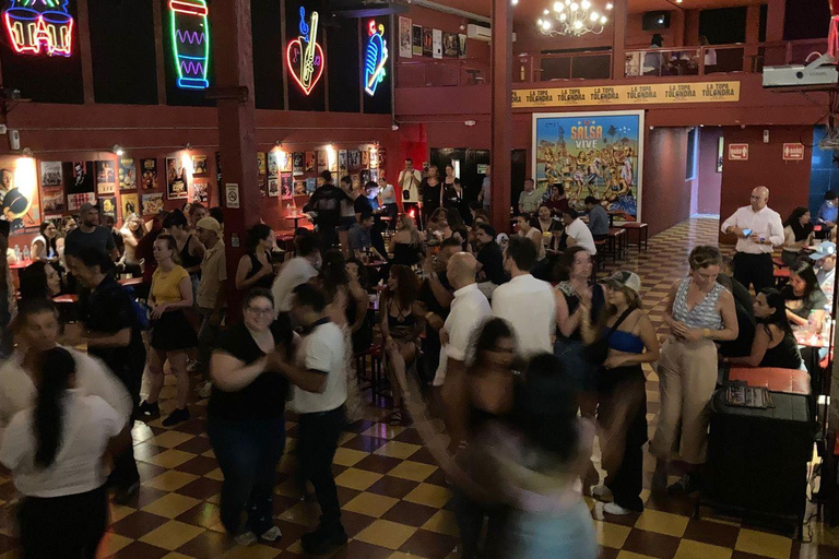 Cali Salsa Night: Immerse Yourself in La Topa Tolondra with a Local Host and Dancer