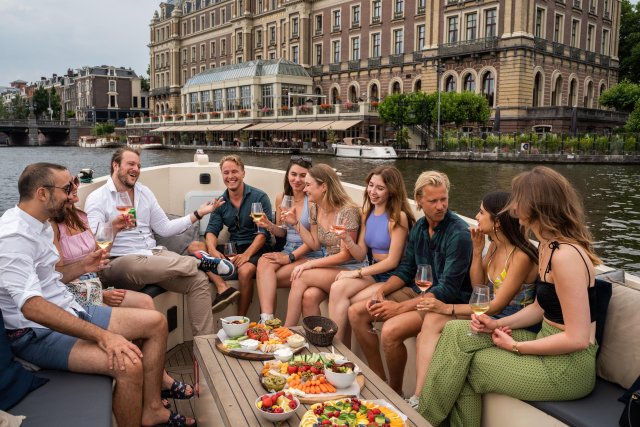 Amsterdam: Private Canal Booze Cruise with Unlimited Drinks