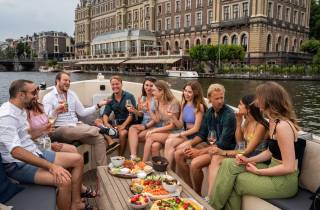 Amsterdam: Private Grachtenrundfahrt mit unbegrenzten Getränken