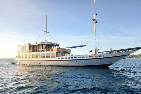 Labuan Bajo: 3-Day Komodo Sailing Tour Studio Cabin + Private Bathroom