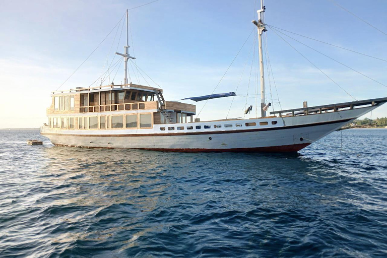Labuan Bajo: 3-Day Komodo Sailing Tour Studio Cabin + Private Bathroom