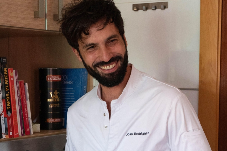 Experimenta la auténtica cocina española con un chef valencianoExperiencia de cocina española con un chef valenciano