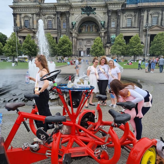 Lo más destacado de Beer Bike & Party Bike Tour por la ciudad de Berlín