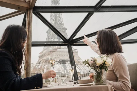 Paris: Sightseeing Cruise on the Seine with 3-Course Lunch