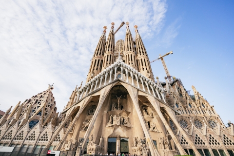 Sagrada Familia z przewodnikiem – bez kolejki po biletWycieczka grupowa w j. angielskim
