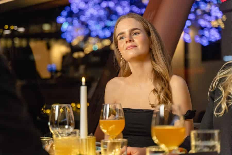 Oslo: Silvester-Feuerwerkskreuzfahrt mit einem Glas Sekt. Foto: GetYourGuide