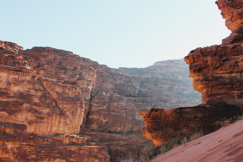 Aqaba: Trasferimento in auto privata con safari in jeep nel Wadi Rum