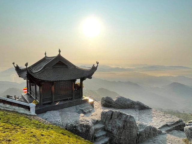 Hanoi: Yen Tu Mountain Day Trip with Lunch