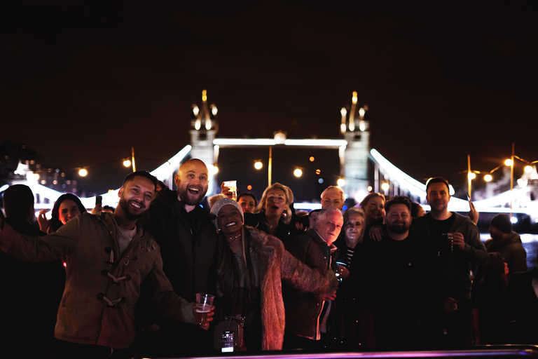 Bootfeest op oudejaarsavond in Londen met uitzicht op het vuurwerk