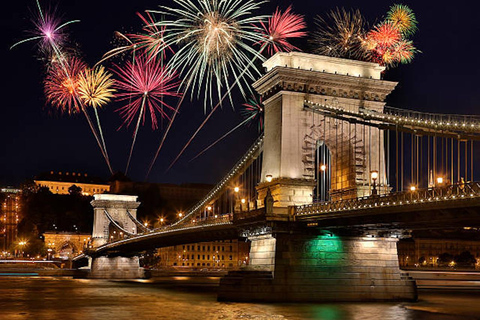Budapest: Fireworks Dinner Cruise with Drinks Budapest: Fireworks Dinner Cruise with Drinks