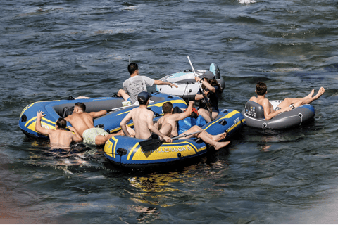 Zürich: Limmat-Floating-Abenteuer wie ein EinheimischerZürich: Mit dem Boot auf der Limmat wie ein Einheimischer