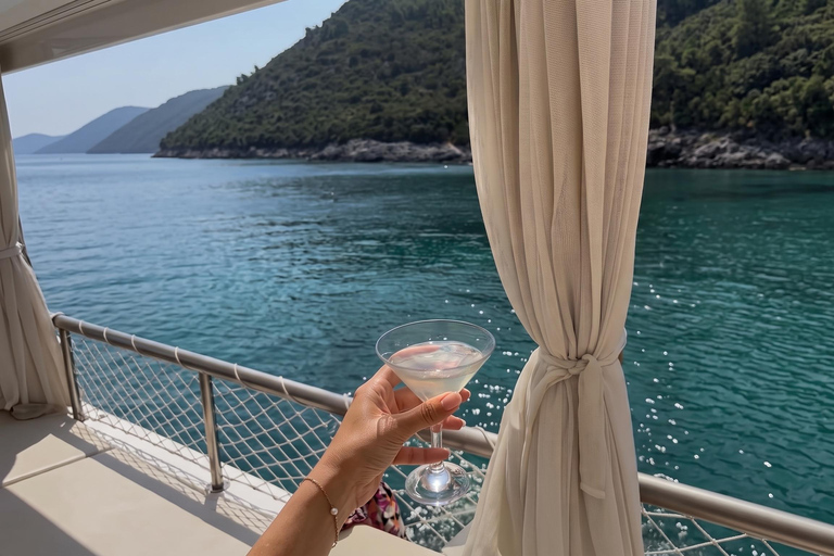 Izmir: Boat Trip with Private Lounge, BBQ: Urla Sigacik Bays Private Lounge Self Arrival