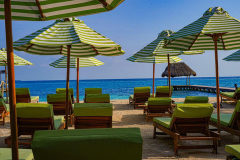 Cartagena: Mantas Beach Club Day Trip with Lunch & Kayak