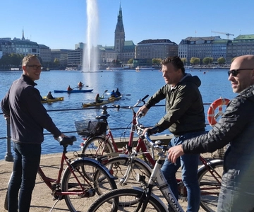 Hamburg: City Tour by Bike with Elbphilharmonie