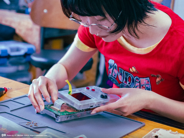 Tokyo: Game Boy Modding in Akihabara by +Y