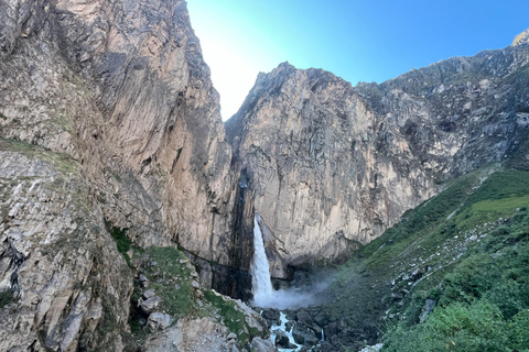 Arequipa: 2-day hike with a visit to the Huaruro and Llahuar waterfalls