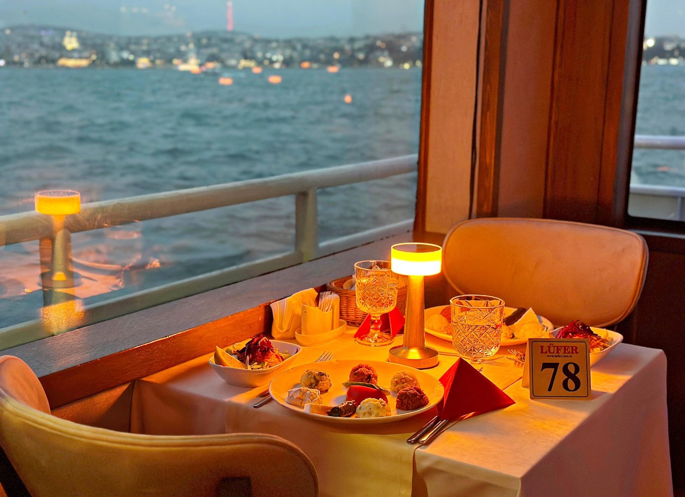 Istanbul: Bosporus-middagscruise og show med privat bord