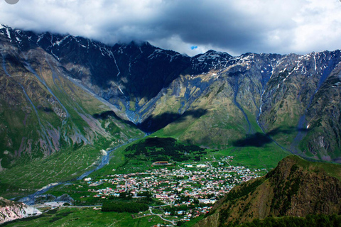 Kazbegi...Kaukasusbergen... Guidad dagsutflykt...