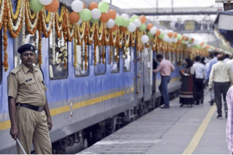 From Delhi: Agra Day Trip by Train with Taj Mahal & Lunch 1st Class Train with Car, Guide, Entry Ticket & 5 Star Lunch