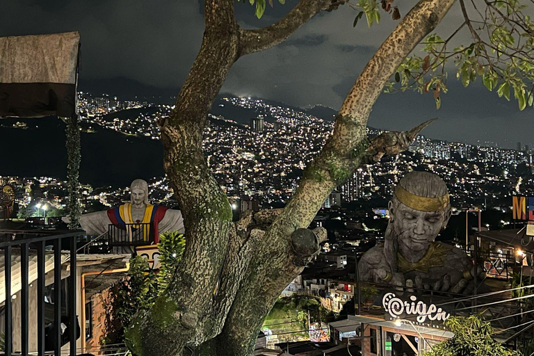 Medellín : visite nocturne de la Comuna 13, mur peint, collation localeMedellín : visite nocturne de la Comuna 13, mur peint, dégustation de snacks locaux