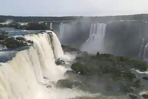 Brazil and Argentina waterfalls: day trip. .