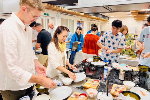 Naha Makishi Public Market : Sushi making experience English guided guide