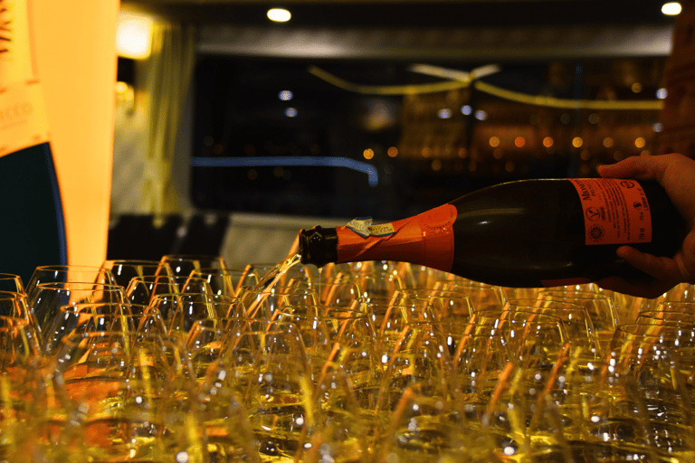 Budapest: Unlimited Prosecco Sightseeing Cruise Unlimited Prosecco and Aperitivo Spritz Crusie