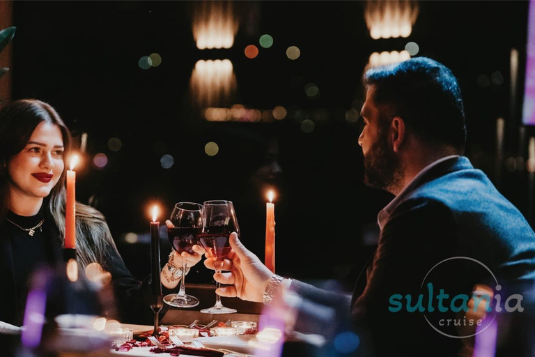 伊斯坦布尔：博斯普鲁斯海峡除夕夜游船晚宴派对伊斯坦布尔：博斯普鲁斯海峡除夕游船晚宴和派对