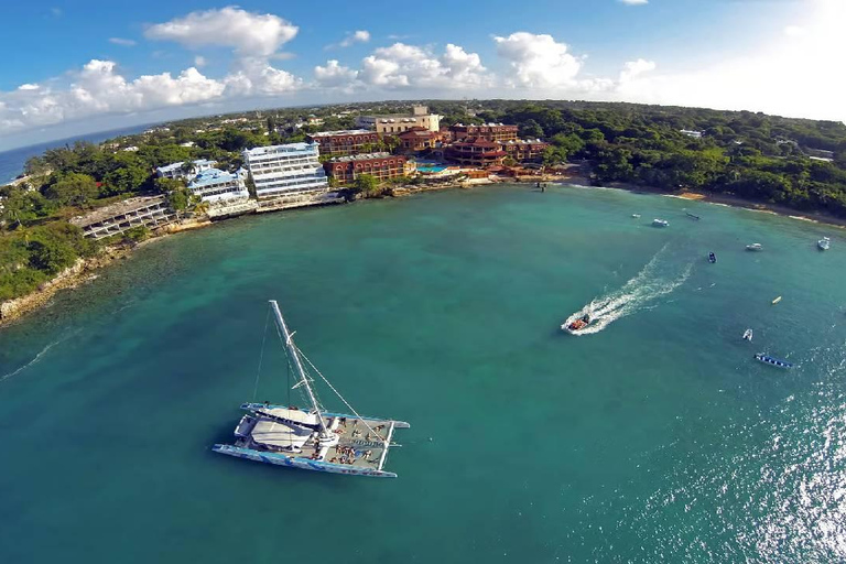 Sosúa: Catamaran Cruise with Snorkeling and Lunch