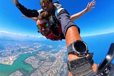 Rio de Janeiro: Tandem jump with camera in Barra da Tijuca Rio de Janeiro: Tandem skydive with camera in Barra da Tijuca