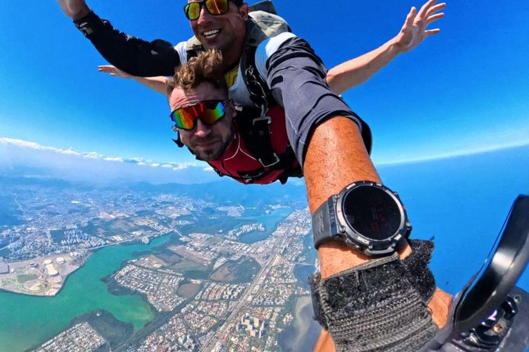 Rio de Janeiro: Tandem jump with camera in Barra da Tijuca Rio de Janeiro: Tandem skydive with camera in Barra da Tijuca
