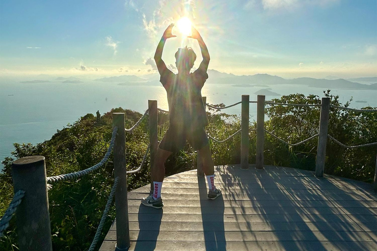 Hong Kong: 360 Panorama Sunset Hike to the Peak with Local Hong Kong: 360° Panorama Sunset Hike to the Peak with Local