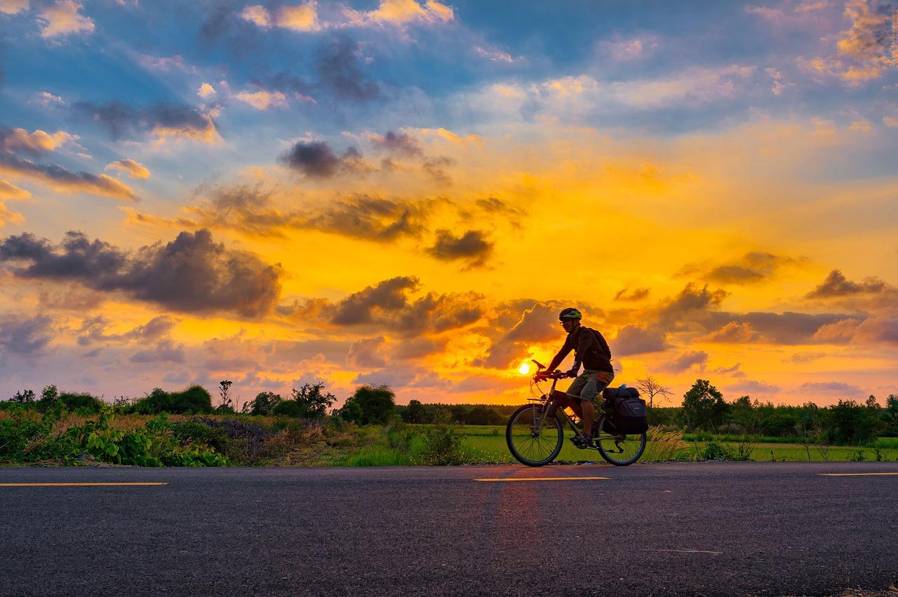 Lecce: E-Bike-Tour bei Sonnenuntergang mit typischem Aperitif