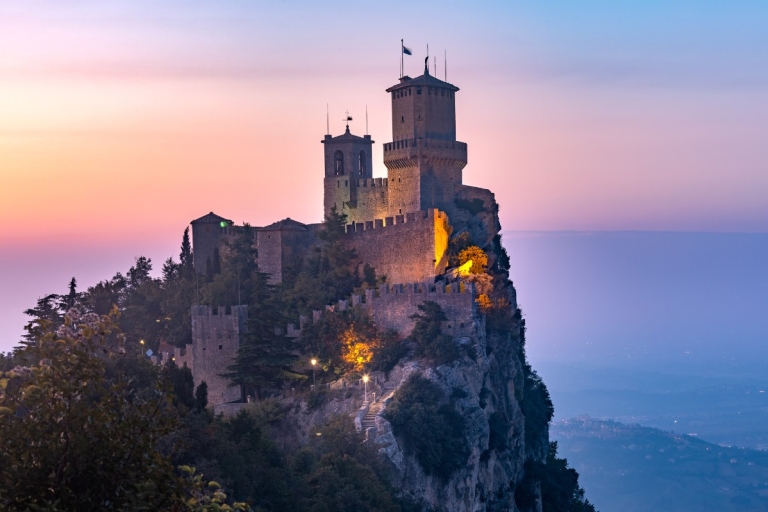 San Marino: Guided Tour + aperitif in winebar for couple