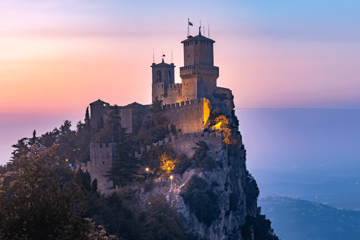 San Marino: Tour guidato + aperitivo in winebar per coppia