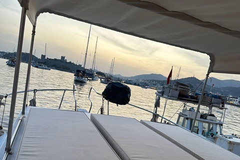 Tour en barco privado por las bahías de Bodrum con paradas para nadar