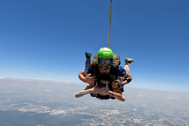 Thaïlande : Saut en parachute en tandem au-dessus de la côte estService de navette pour Bangkok